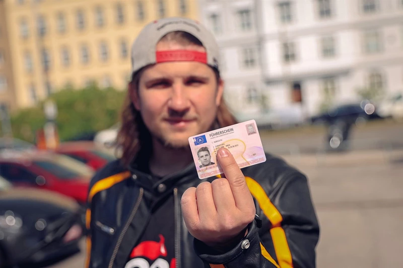 Mit dem B-Führerschein stehen viele Türen für das Zweirad-Abenteuer offen. Mit dem B-Führerschein stehen viele Türen für das Zweirad-Abenteuer offen.