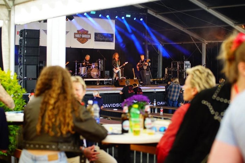 Schweizer Bands, Stuntshows, E-Rollstuhl Hockeymatch und jede Menge Foodstands