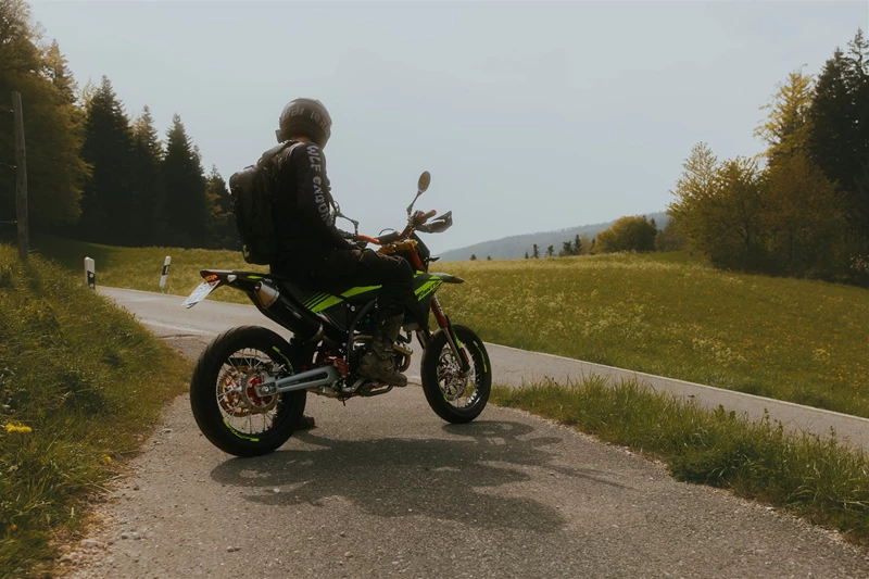 Guter Stand dank niederiger Sitzhöhe und leichtem Gewicht - Fantic XMF 125 Competition Guter Stand dank niederiger Sitzhöhe und leichtem Gewicht - Fantic XMF 125 Competition