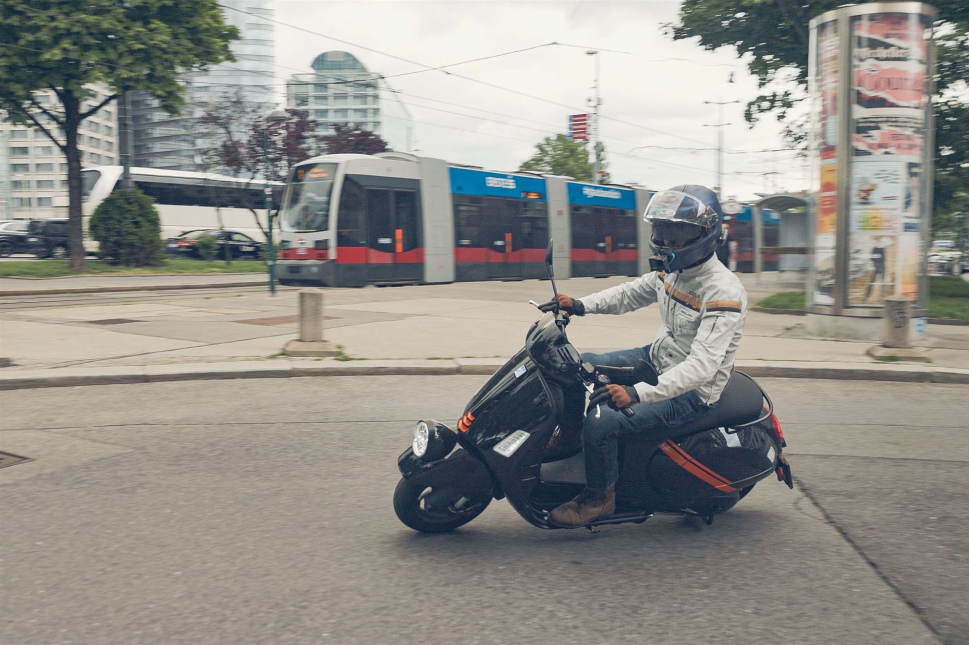 Vespa GTV 300 2024

Nova Vespa GTV 300 za 2024. godinu donosi niz poboljšanja koja će sigurno oduševiti ljubitelje ovog kultnog skutera. Snažniji motor, unaprijeđena elektronika i modernizirani dizajn samo su neki od aduta ovog modela.

S motorom od 300 kubika, Vespa GTV 300 pruža izvanredne performanse i agilnost, idealne za gradske vožnje, ali i za duže izlete. Novi sustav ubrizgavanja goriva osigurava veću učinkovitost i smanjenu potrošnju, dok napredni sustavi kontrole stabilnosti i kočenja povećavaju sigurnost vozača.

Dizajn Vespe GTV 300 za 2024. godinu zadržava prepoznatljive linije, ali s modernim dodirom. LED svjetla, digitalna instrument ploča i ergonomski sjedalo čine vožnju još ugodnijom. Dostupna je u nekoliko atraktivnih boja, što omogućava svakom vozaču da pronađe model koji odgovara njegovom stilu.

Vespa GTV 300 nije samo prijevozno sredstvo, već i simbol slobode i elegancije. S novim modelom za 2024. godinu, Vespa nastavlja tradiciju izvrsnosti i inovacije, pružajući vozačima nezaboravno iskustvo na dva kotača.