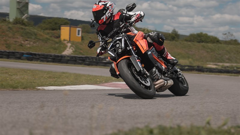 KTM 1390 Super Duke R auf der Strecke KTM 1390 Super Duke R auf der Strecke