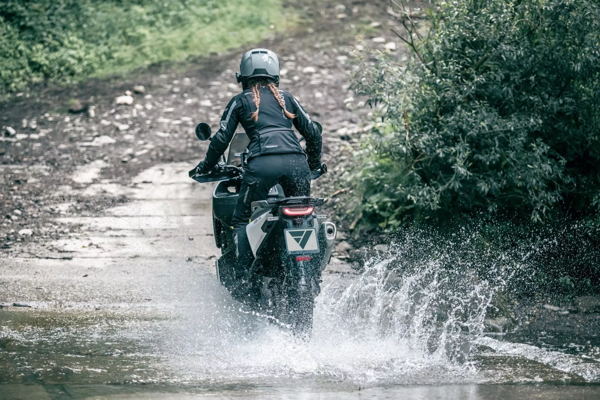 Modeka Hydron Lady Kombi em plena ação