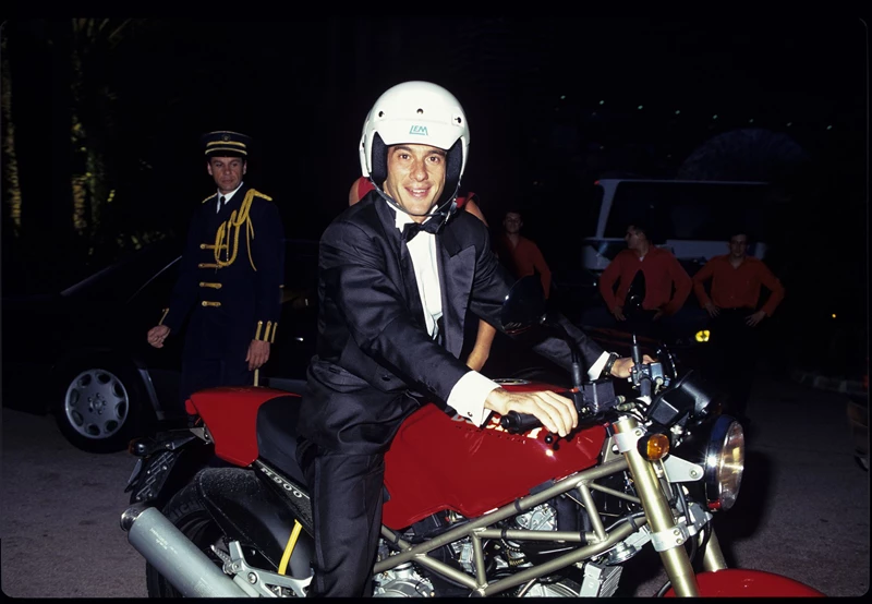 Ayrton Senna 1993 auf der Ducati Monster 900. Ayrton Senna 1993 auf der Ducati Monster 900.