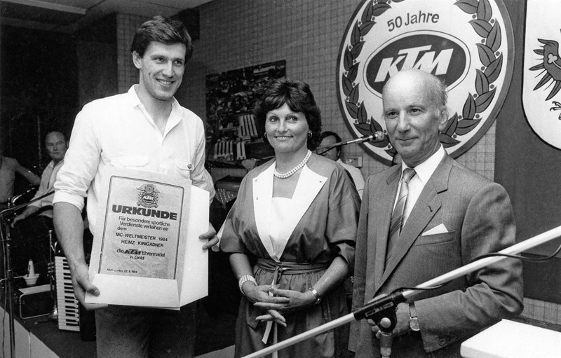 1984: Heinz Kinigadner erhält die KTM Ehrennadel in Gold.