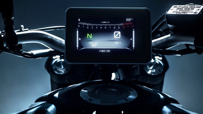 Zwar inzwischen mit TFT-Display erhältlich, zeigt sich die MT-07 noch puristisch bei den Fahrassistenzsystemen. Zwar inzwischen mit TFT-Display erhältlich, zeigt sich die MT-07 noch puristisch bei den Fahrassistenzsystemen.