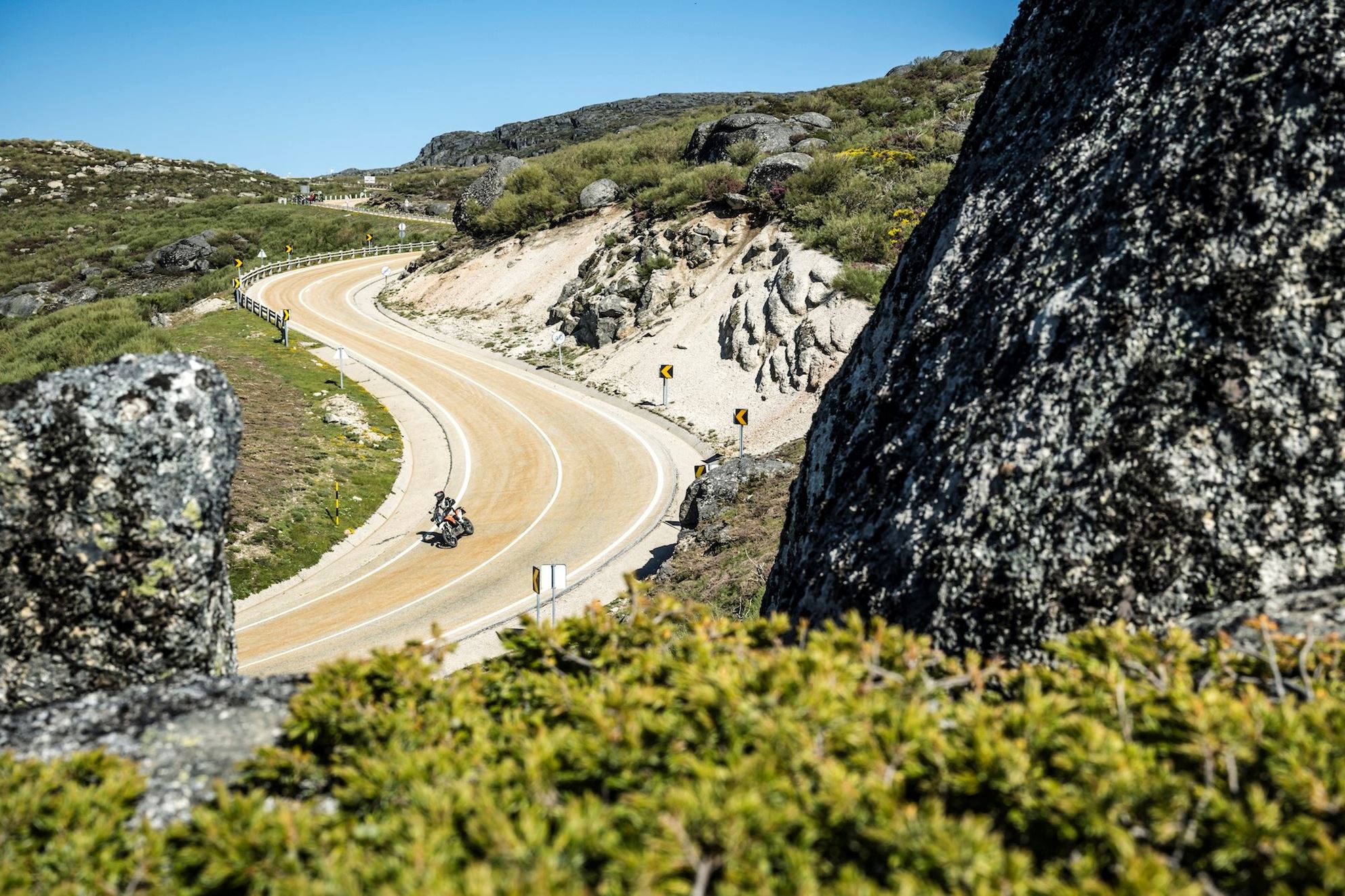 Atemberaubende Kulisse für den Reiseenduro Vergleich: Bridgestone A41 Reifentest in der Serra da Estrela