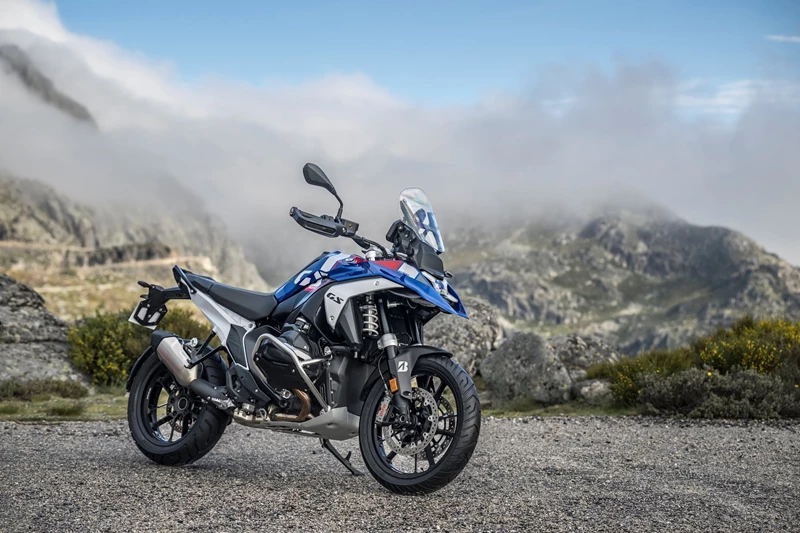 Sie ist ein gutes Motorrad - aber mittlerweile muss sie sich die Aufmerksamkeit mit vielen anderen guten Motorrädern teilen. Die BMW R 1300 GS 2024 Sie ist ein gutes Motorrad - aber mittlerweile muss sie sich die Aufmerksamkeit mit vielen anderen guten Motorrädern teilen. Die BMW R 1300 GS 2024