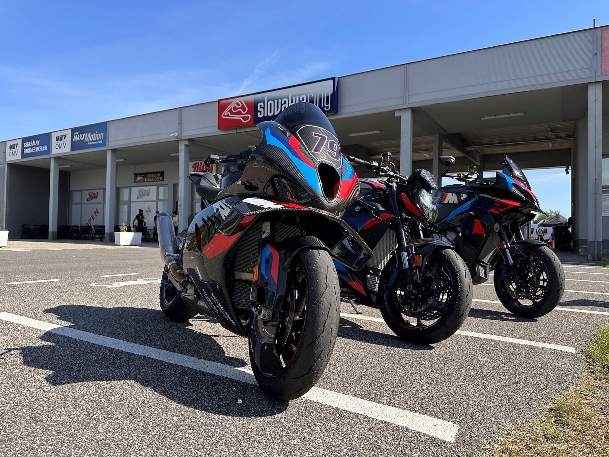 BMW M 1000 RR - BMW M 1000 R - BMW M 1000 XR beim Vergleich auf der Rennstrecke am Slovakiaring