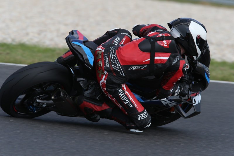 1000PS Mex unterwegs auf der M1000RR - im direkten Vergleich mit seiner frisierten S1000RR gefiel im der ruhigere Motorlauf 1000PS Mex unterwegs auf der M1000RR - im direkten Vergleich mit seiner frisierten S1000RR gefiel im der ruhigere Motorlauf