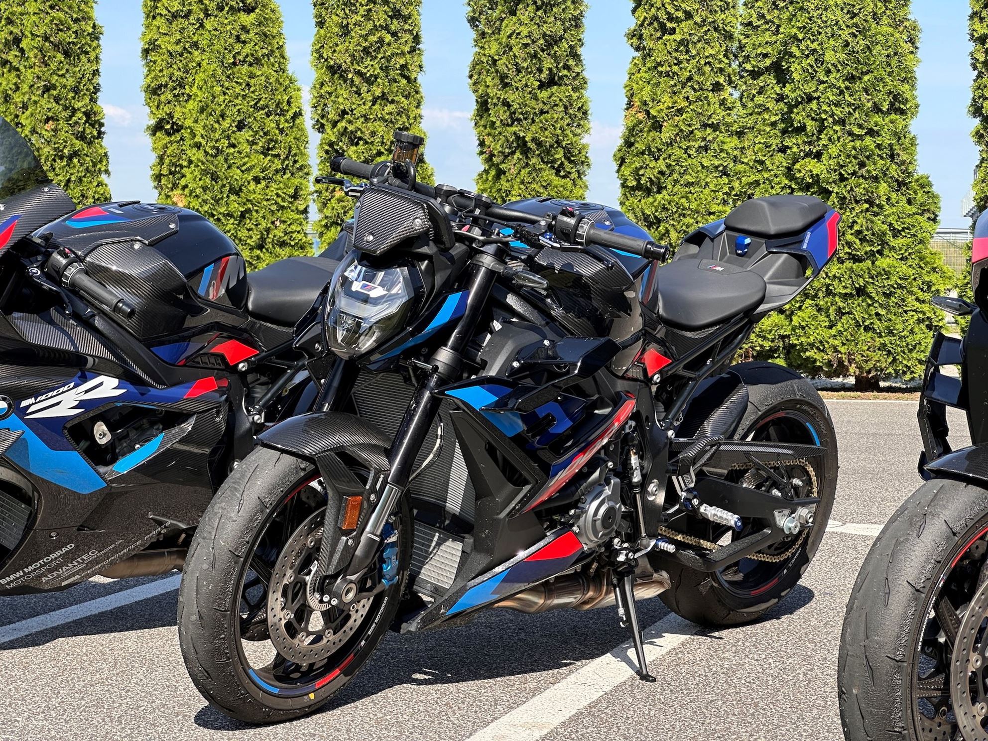 Die BMW M 1000 R - flankiert von der RR und der XR