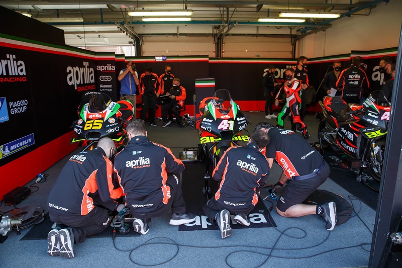 Das Werkzeug der MotoGP Stars steht zur Begutachtung bereit.