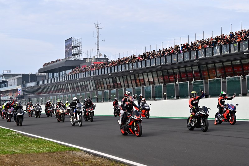 Die große Parade beendet das Aprilia All Stars Event 2024.