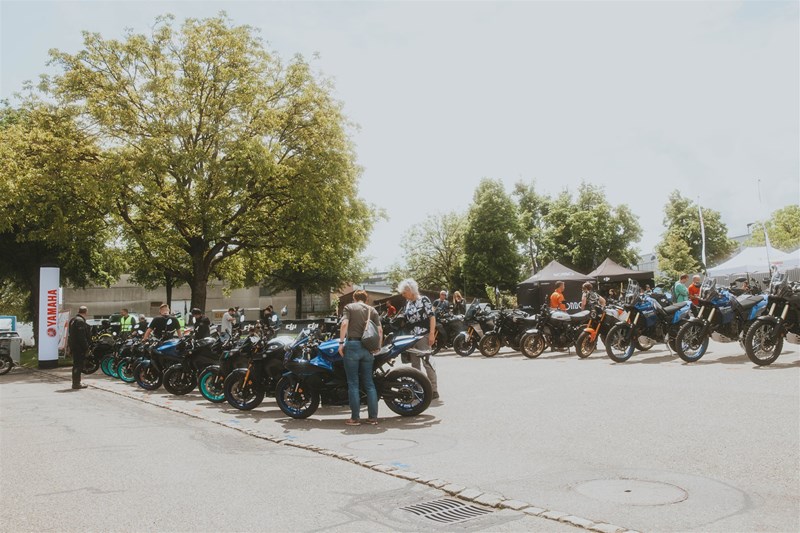 Eine riesige Yamaha-Flotte bereit für Probefahrten an den Hoschi Days