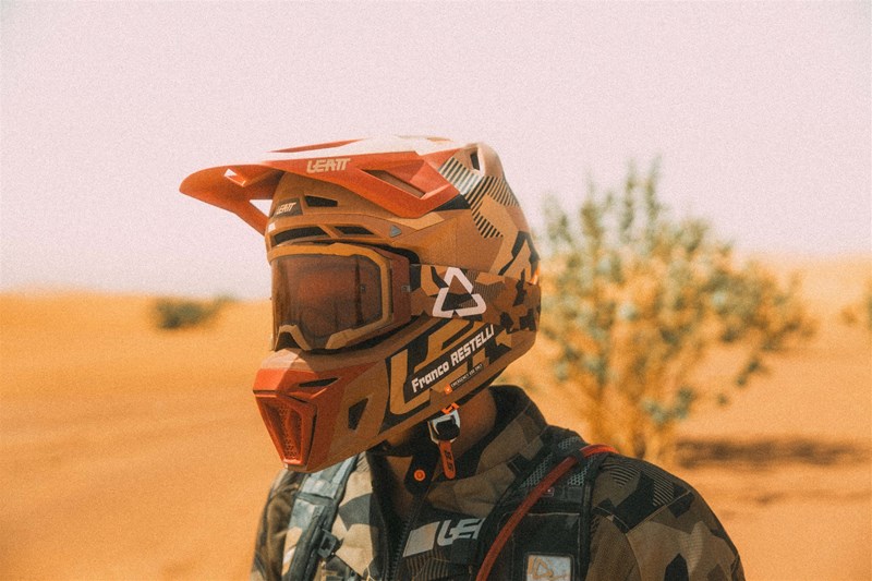 Helmet Kit Moto 8.5 V24 RubyStone - leichtes Gewicht und flippige Optik