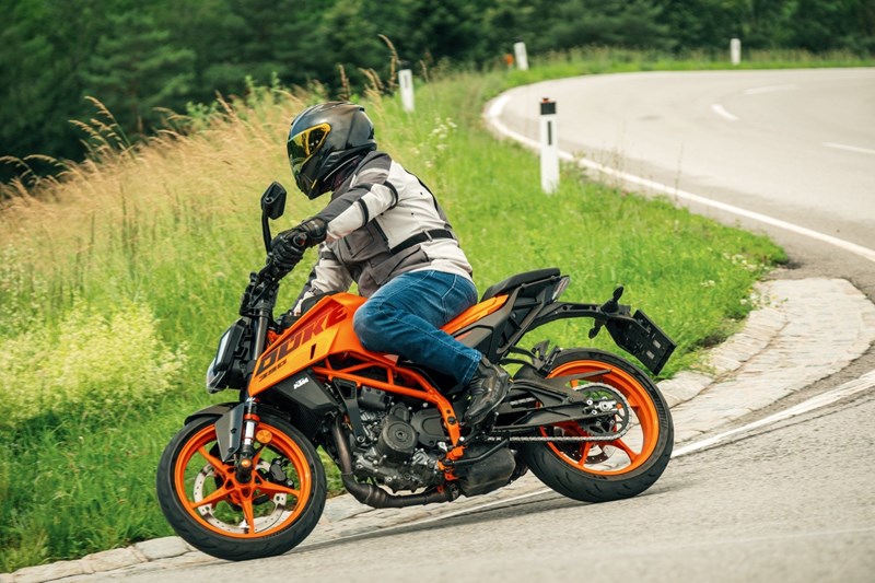 KTM 390 Duke beim 1000PS Nakedbike Test in der buckeligen Welt