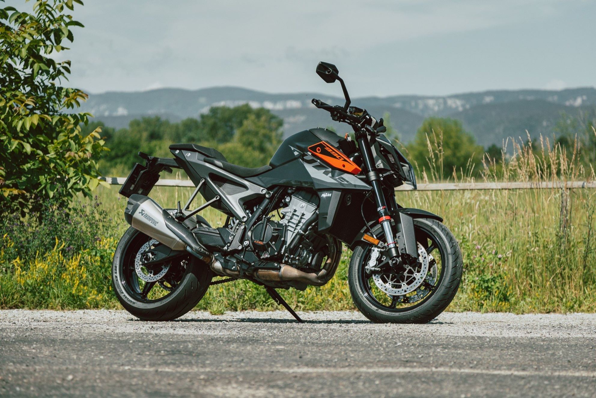 KTM 990 Duke beim Nakedbike Test von 1000PS im Jahr 2024