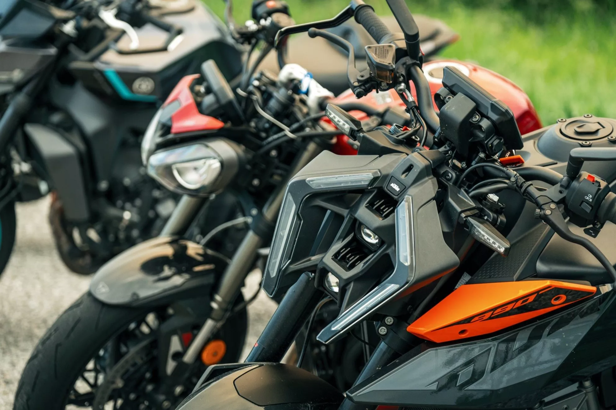 '10 nahých motocyklů v testu! S námi: Nová KTM 990 Duke!'