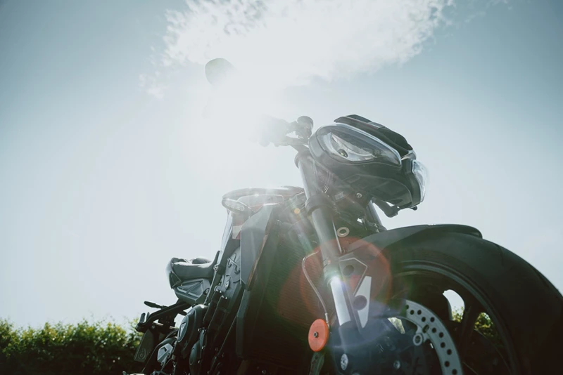 Sie strahlte beim Nakedbike Test 2024: Triumph Street Triple RS Sie strahlte beim Nakedbike Test 2024: Triumph Street Triple RS