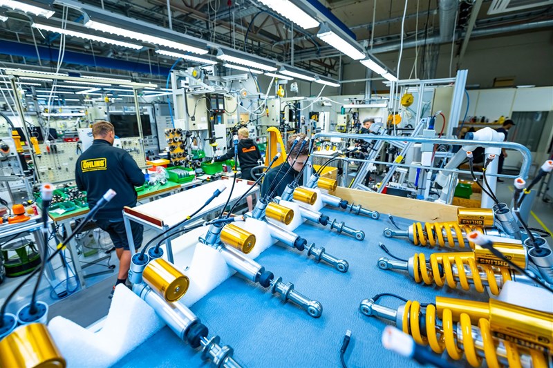 Der Großteil der Fertigungsschritte erfolgt bei Öhlins noch bei Hand.
