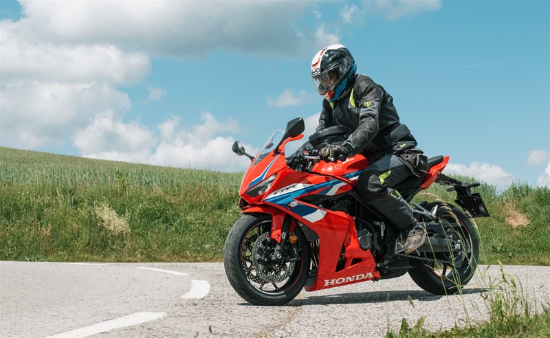 Motorradfahren lernen - Bremsen auf welligen Untergründen