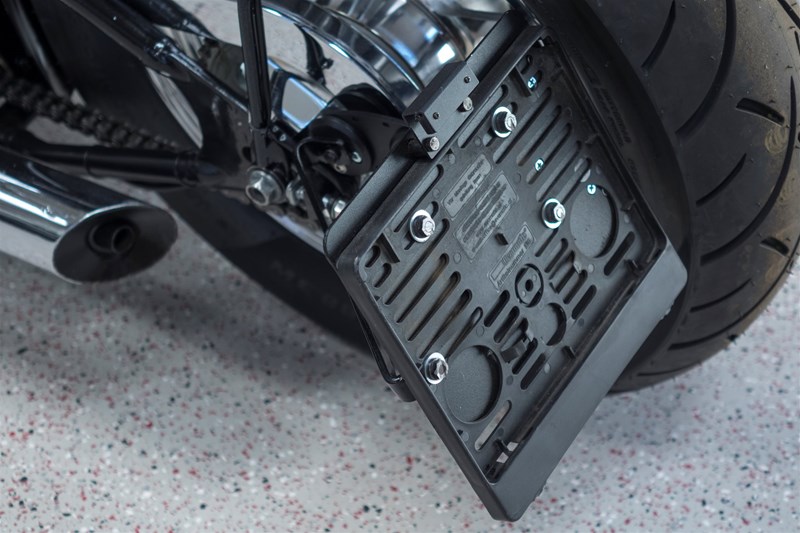 Die seitliche Montage des Kennzeichenhalters ist legal - wenn er gewisse Anforderungen erfüllt.