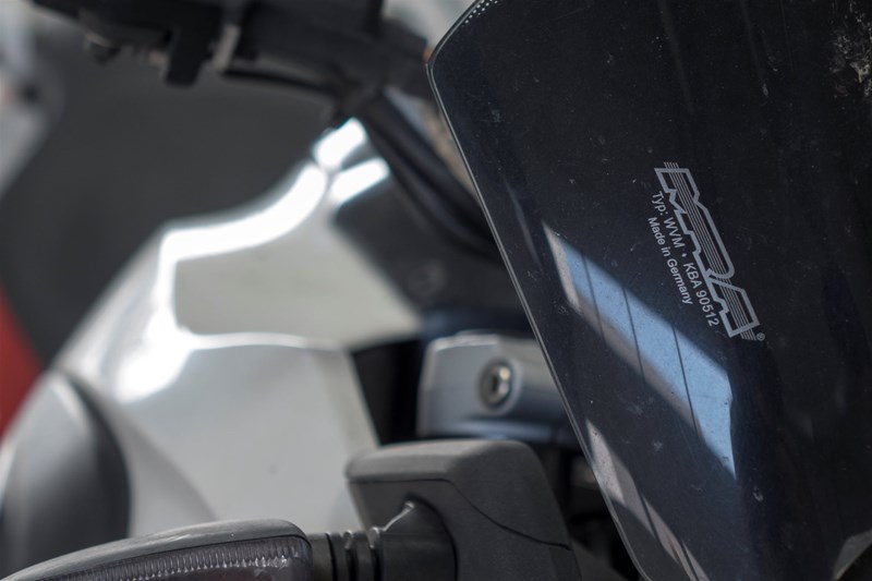 Die KBA Nummer ist ein Anzeichen, dass es sich um ein geprüftes Windschild handelt.