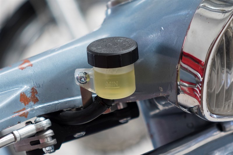 Auch wenn es nicht gerade elegant wirkt, muss auch der Ausgleichbehälter gewisse Richtlinien erfüllen.