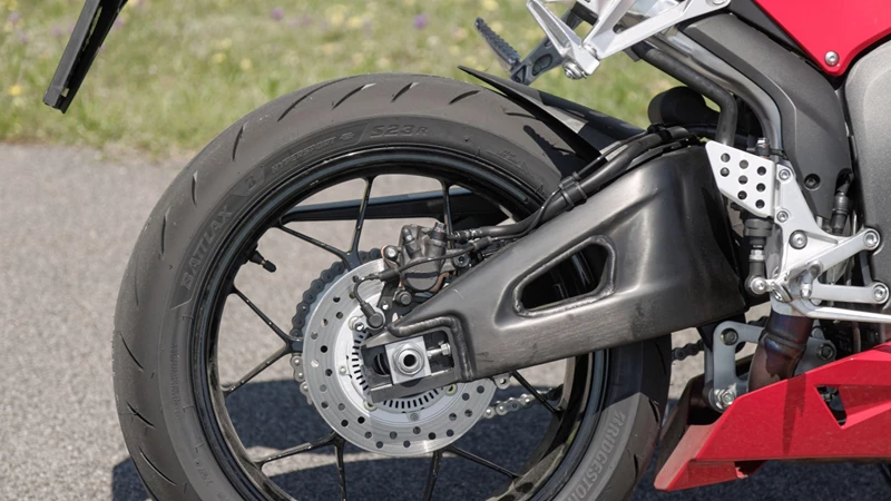 Der Bridgestone S23 und die CBR600RR - ein Traumduo. Der Bridgestone S23 und die CBR600RR - ein Traumduo.