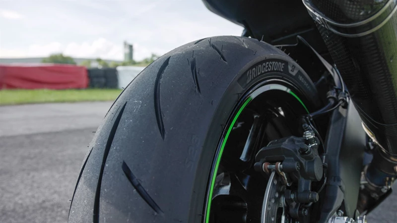 Der ZX-6R steht der Bridgestone S23 ausgesprochen gut. Der ZX-6R steht der Bridgestone S23 ausgesprochen gut.