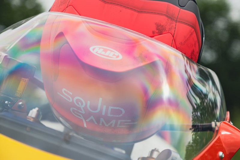 Das SQUID GAME Design des RPHA 12 passt perfekt zur XSR900 GP.