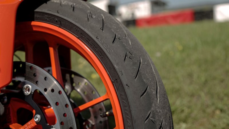 Nicht nur die Technik der Yamaha ist modern, sondern auch der Reifen: Der Bridgestone S23.