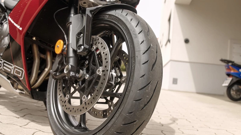 Mit dem Bridgestone S23 kann man auf der Landstraße das Maximum aus der Daytona 660 holen. Mit dem Bridgestone S23 kann man auf der Landstraße das Maximum aus der Daytona 660 holen.