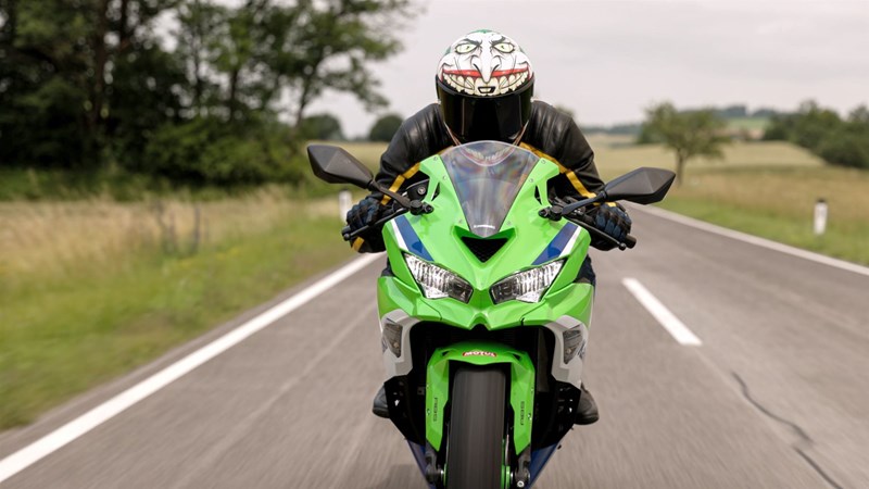 Du einem aggressiven Bike wie der ZX-4RR passt der HJC RPHA 1 im Joker Design perfekt