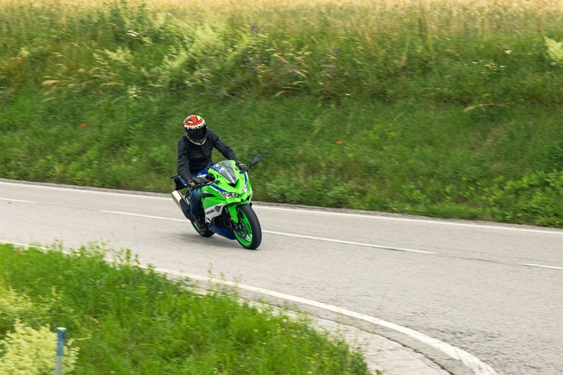 Hält man den Vierzylinder bei Laune, ist die ZX-4RR ein wahrer Freudenspender.