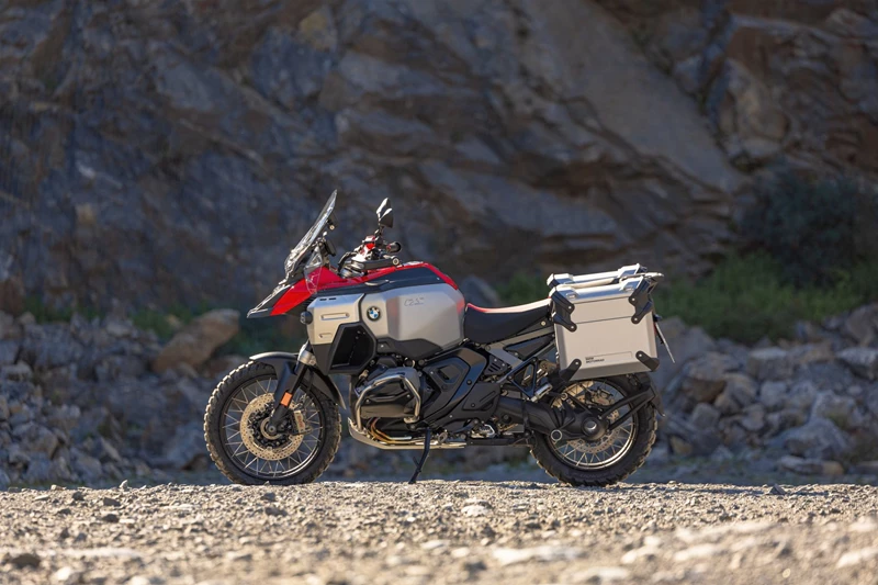 Die BMW R 1300 GS mit optionalem Koffersystem. Die BMW R 1300 GS mit optionalem Koffersystem.
