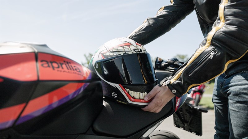 Der sportliche HJC RPHA 1 passt perfekt zur Aprilia RS 457.