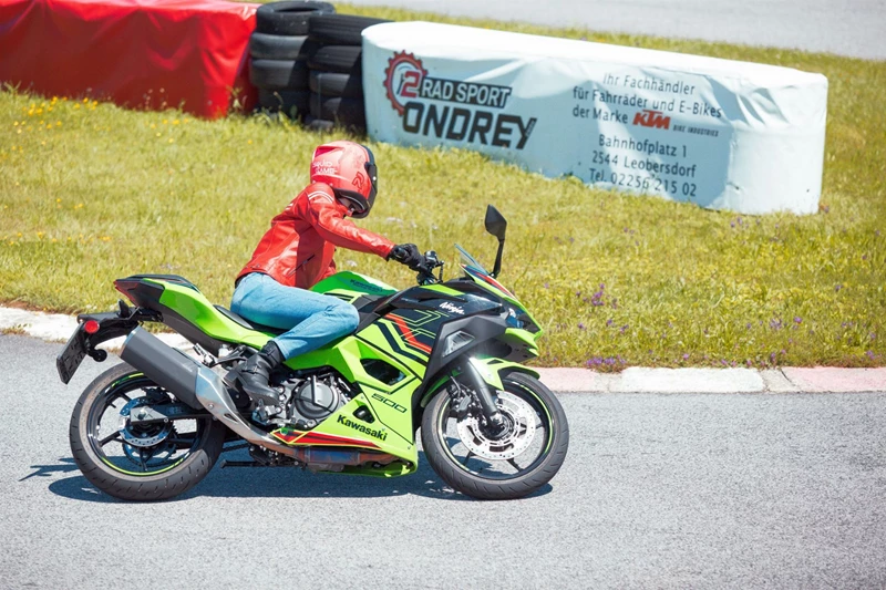 Amelie wählt die Ninja 500 SE als ihren Favoriten im A2 Supersport Segement. Amelie wählt die Ninja 500 SE als ihren Favoriten im A2 Supersport Segement.
