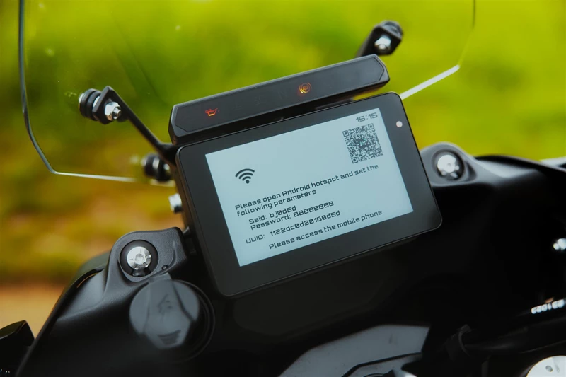 Gut gemeint, fraghafte Umsetzung - Die Connectivtiy der TRK 702X erfordert eine App mit jährlichen Gebühren Gut gemeint, fraghafte Umsetzung - Die Connectivtiy der TRK 702X erfordert eine App mit jährlichen Gebühren