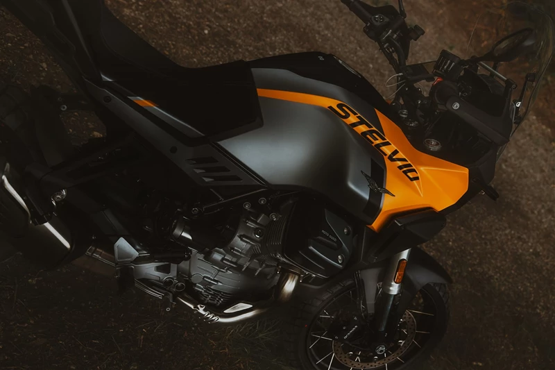 Sportliches Fahrverhalten mit Komfort und Langstreckentauglichkeit - Moto Guzzi Stelvio 2024  Sportliches Fahrverhalten mit Komfort und Langstreckentauglichkeit - Moto Guzzi Stelvio 2024