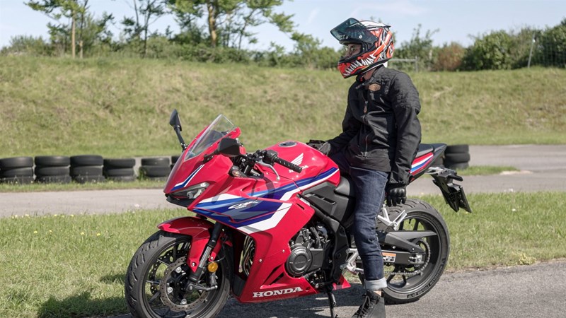 Für den Motorradalltag gut gerüstet - mit HJC und Segura. Für den Motorradalltag gut gerüstet - mit HJC und Segura.