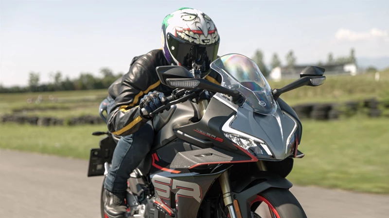Das aggressive Joker Design der HJC RPHA1 passt perfekt zur CFMOTO 450SR S. Das aggressive Joker Design der HJC RPHA1 passt perfekt zur CFMOTO 450SR S.