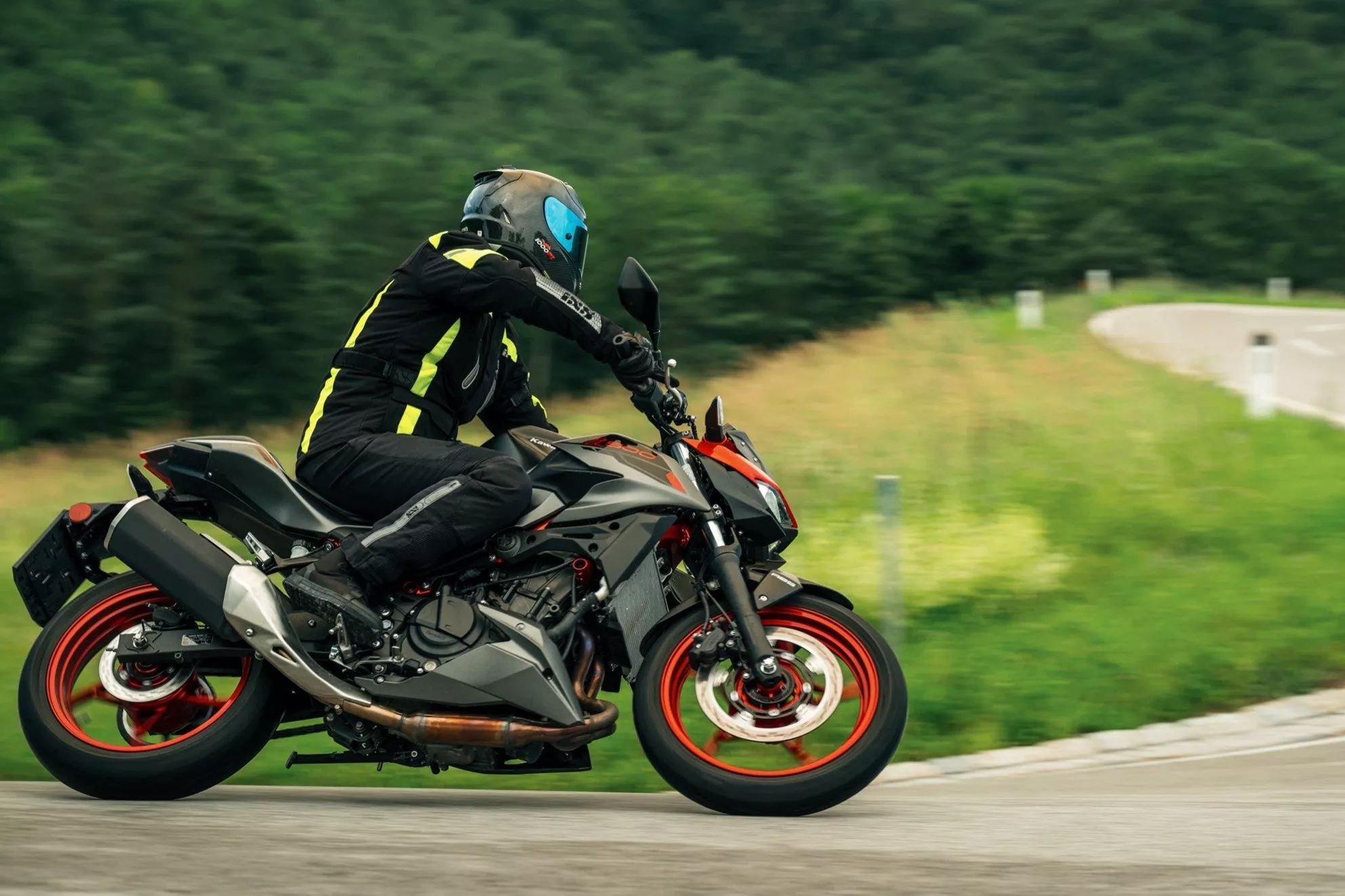 Die Kawasaki Z500 SE beim Nakedbike Test 2024