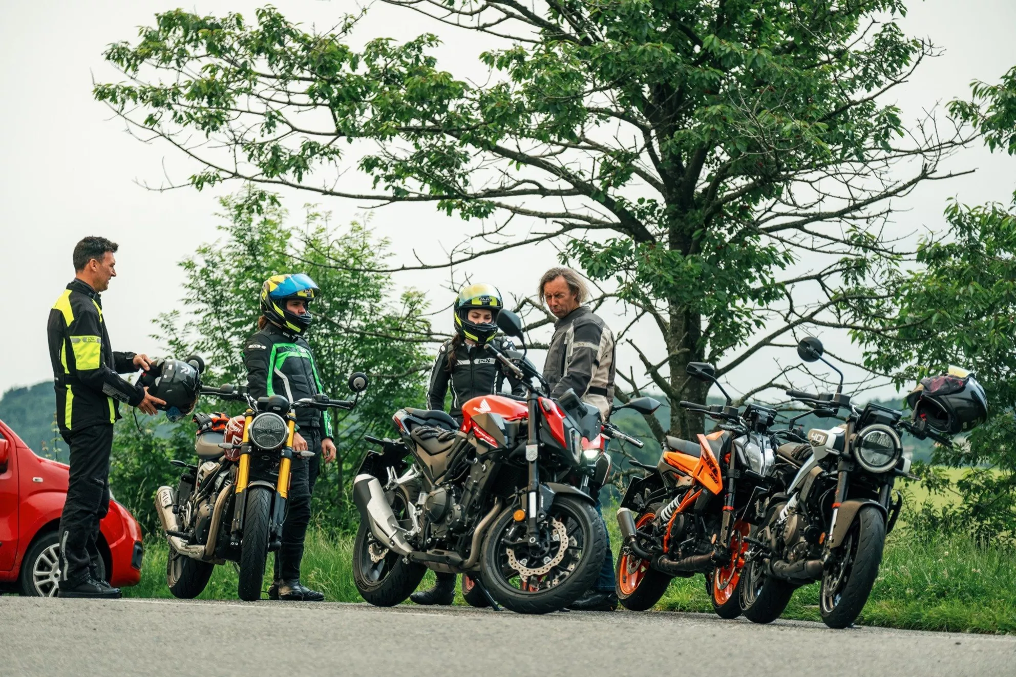 L'équipe 1000PS lors du test des naked bikes 2024