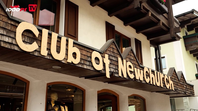 Auch die Einkaufsläden im Dorf sind passend geschmückt