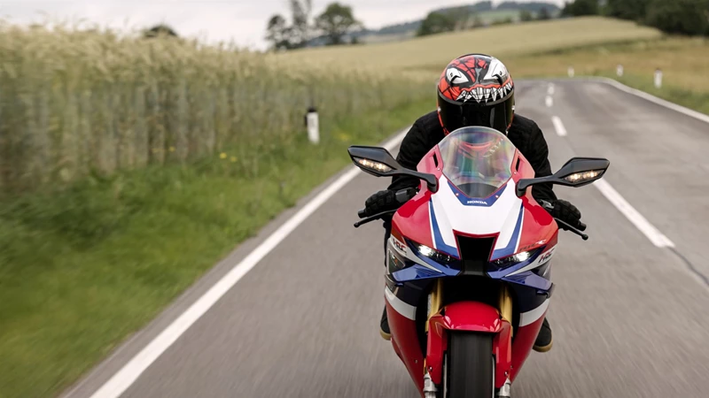 Boser Blick - am Bike und am HJC Helm. Boser Blick - am Bike und am HJC Helm.