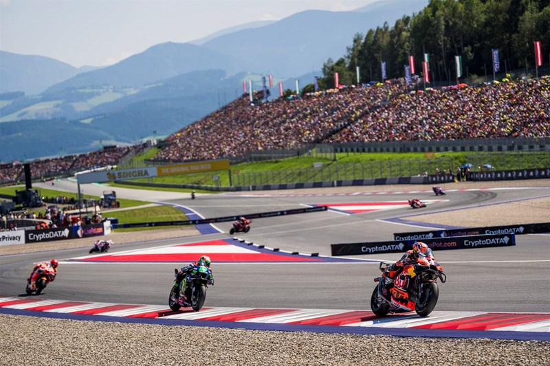 Im Hintergrund: Die Red Bull Tribüne.