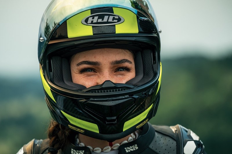 Zaubert Dir ein Lächeln ins Gesicht: Die Fahrt mit einem leichten Motorrad! Beide Motorräder vermitteln einen spielerischen Eindruck und spendieren Fahrspaß! Zaubert Dir ein Lächeln ins Gesicht: Die Fahrt mit einem leichten Motorrad! Beide Motorräder vermitteln einen spielerischen Eindruck und spendieren Fahrspaß!