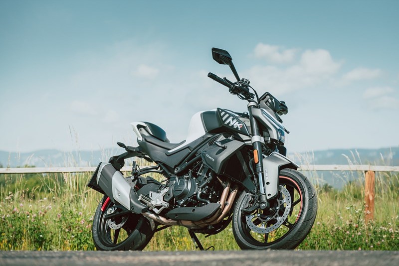 Die CFMOTO 450NK beim Nakedbike Test 2024 von 1000PS Die CFMOTO 450NK beim Nakedbike Test 2024 von 1000PS