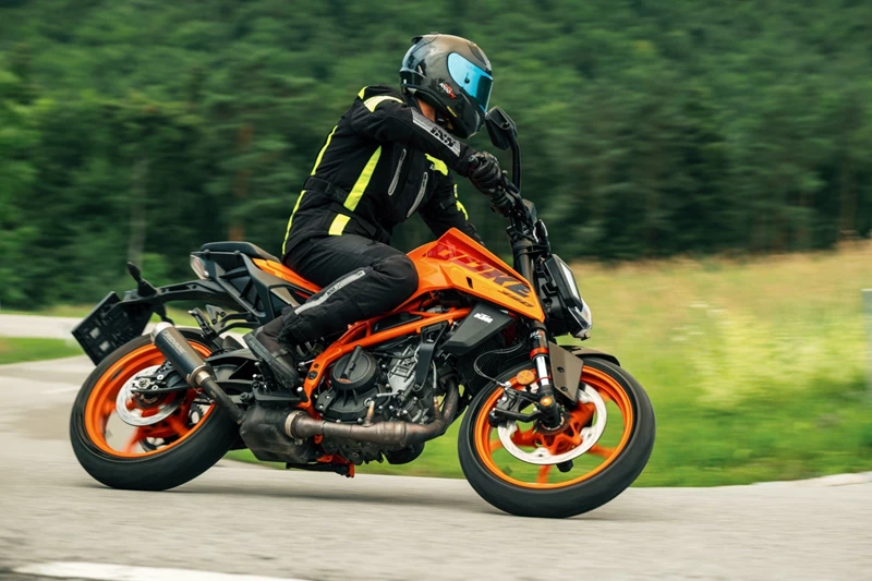 Im Juni 2024 fuhren wir insgesamt 10 Nakedbikes! Mit dabei: Die KTM 390 Duke Im Juni 2024 fuhren wir insgesamt 10 Nakedbikes! Mit dabei: Die KTM 390 Duke