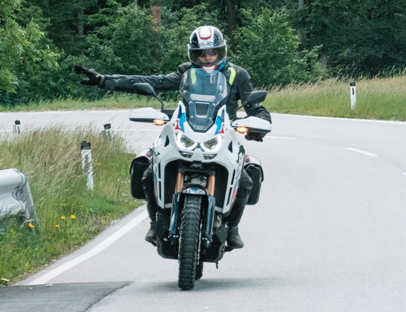 Motorradfahren lernen - Balance auf einer Honda bei langsamer Geschwindigkeit Motorradfahren lernen - Balance auf einer Honda bei langsamer Geschwindigkeit